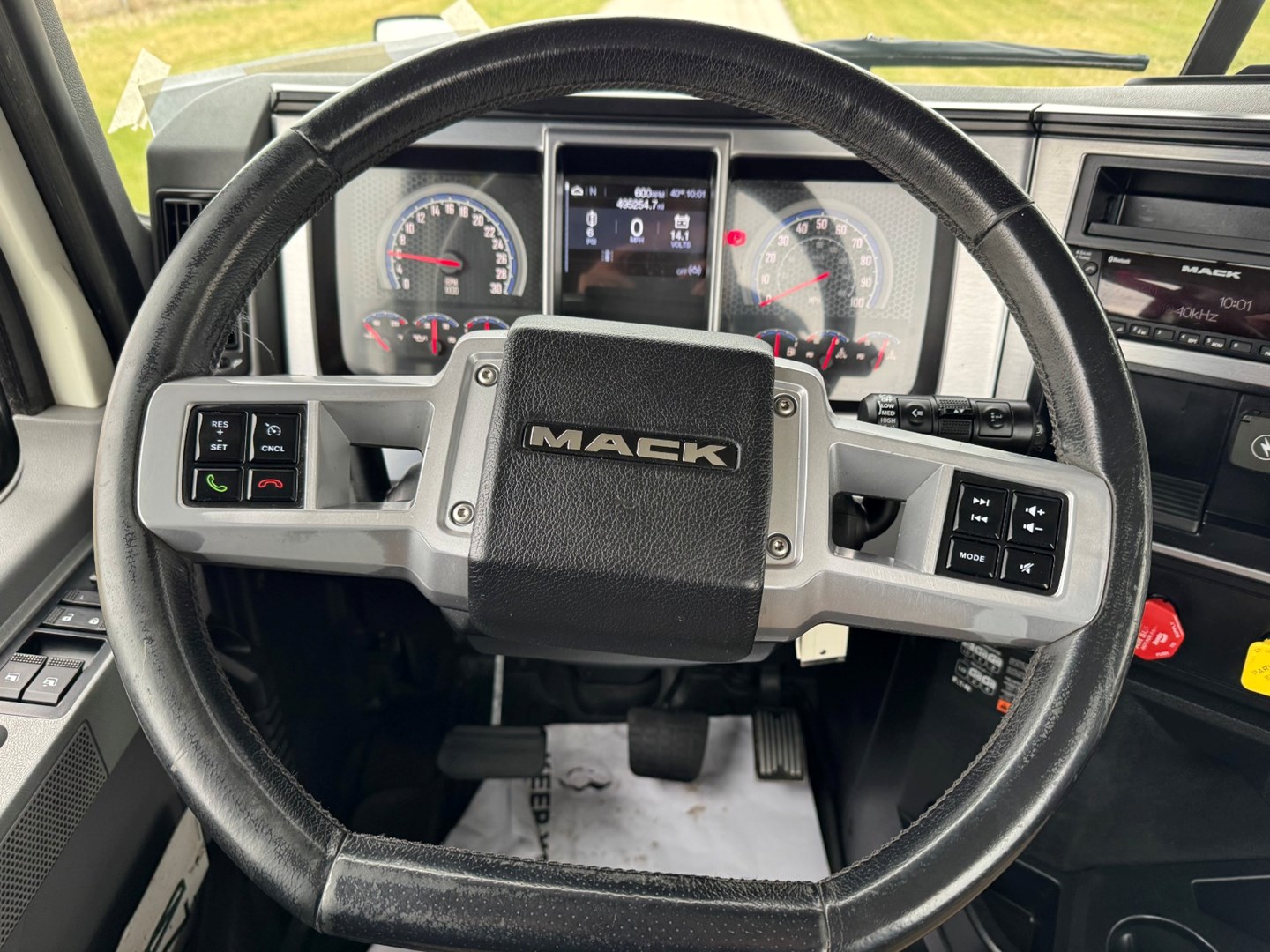 Used 2023 Mack Anthem Daycab - image 14